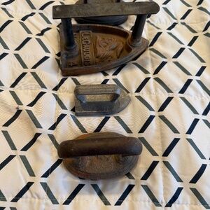 set of 4 Antique Cast Iron Sad Iron Flat Iron Vintage Decor w/ Handle